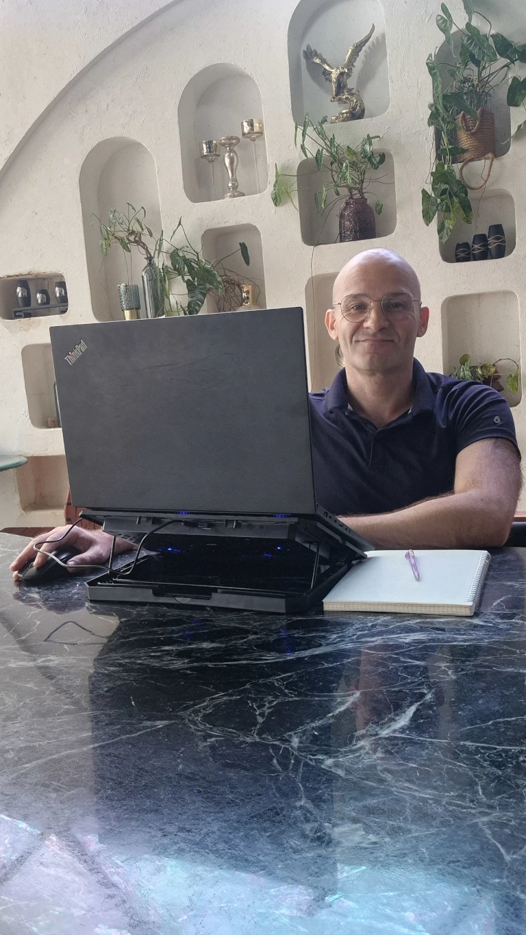 Jeremie Melki Desk