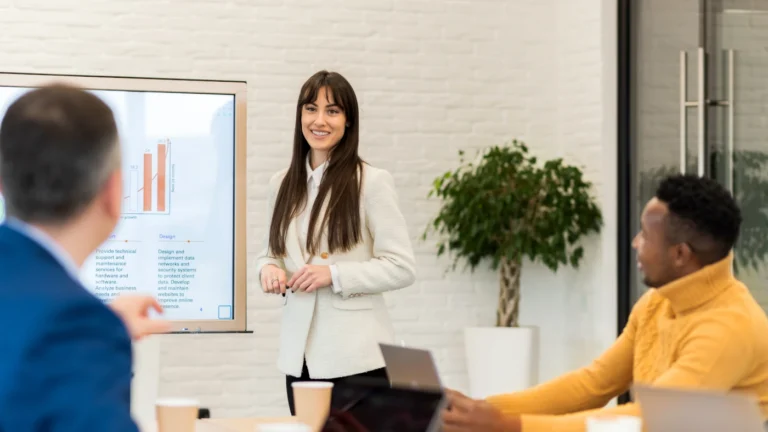 Professional giving a presentation during a business meeting in French