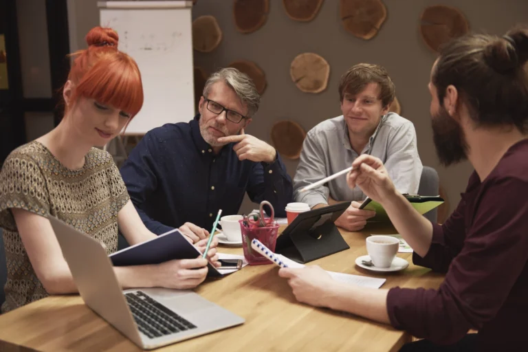International team meeting in French with a team leader leading a discussion in the workplace.